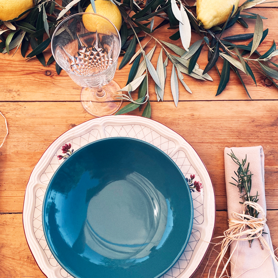 Taula en elements vintage, un toc de color blau i centre de flors en llimones