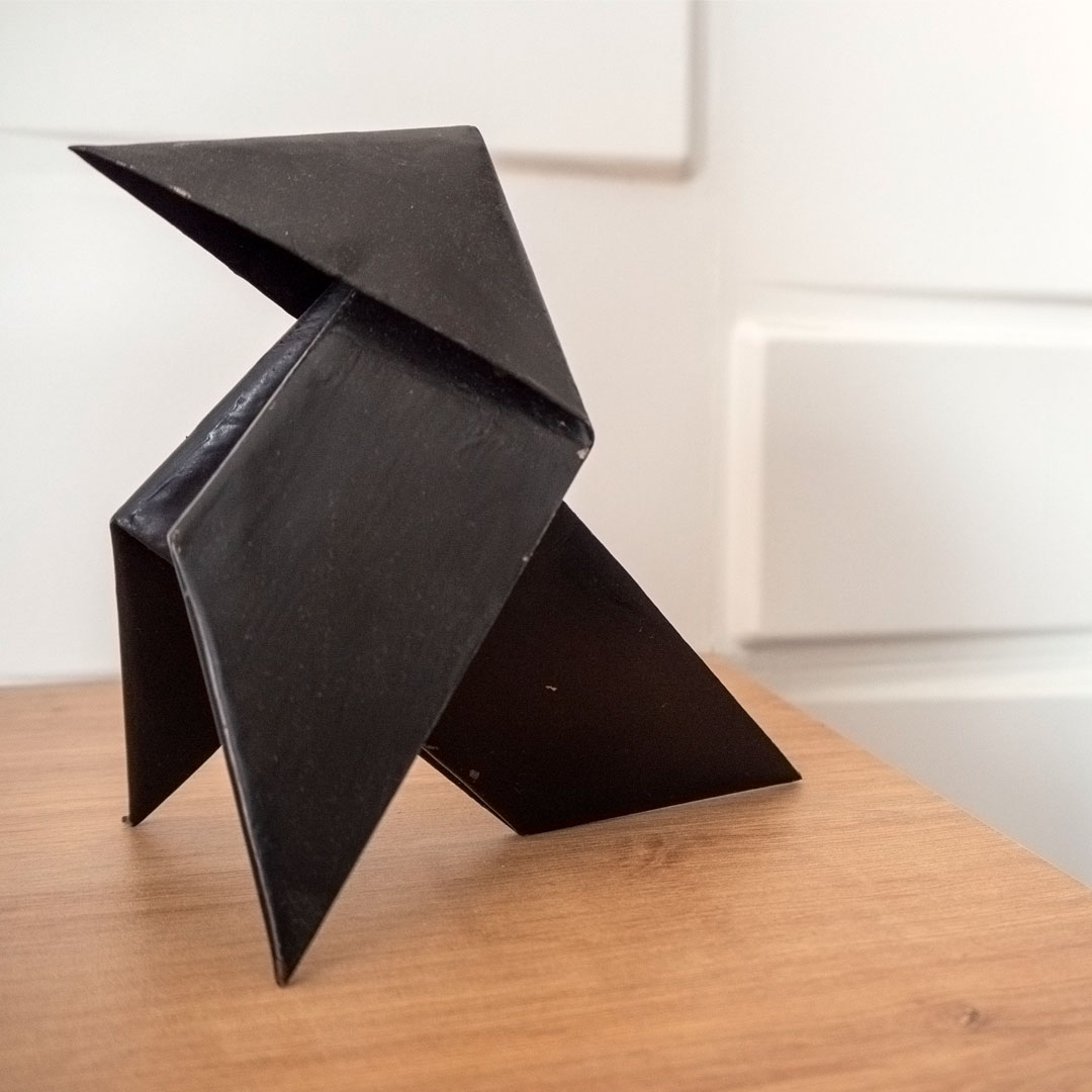 figura d'origami en xapa metàl·lica