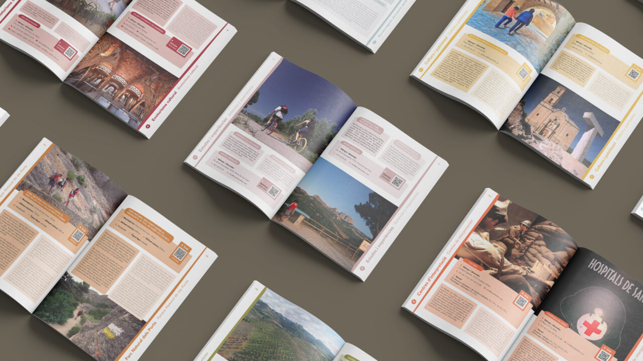 llibres d'experiències turístiques oberts per diferents pàgines on veiem 7 de les 9 seccions que hi ha