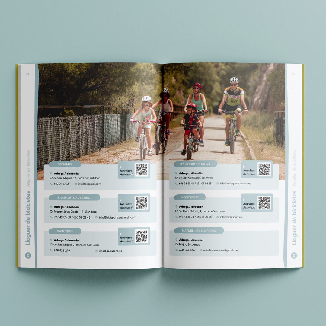 Doble pàgina de l'apartat de cicloturisme al llibre Experiències turístiques a la terra alta sobre un fons de color blau