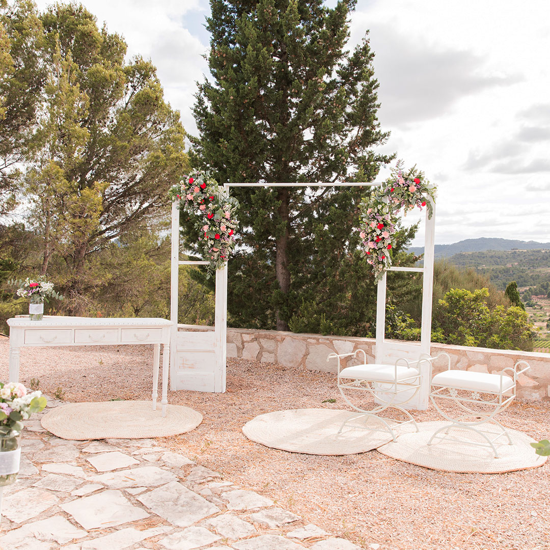 Muntatge per a una boda rural amb una porta de balcó i flors silvestres