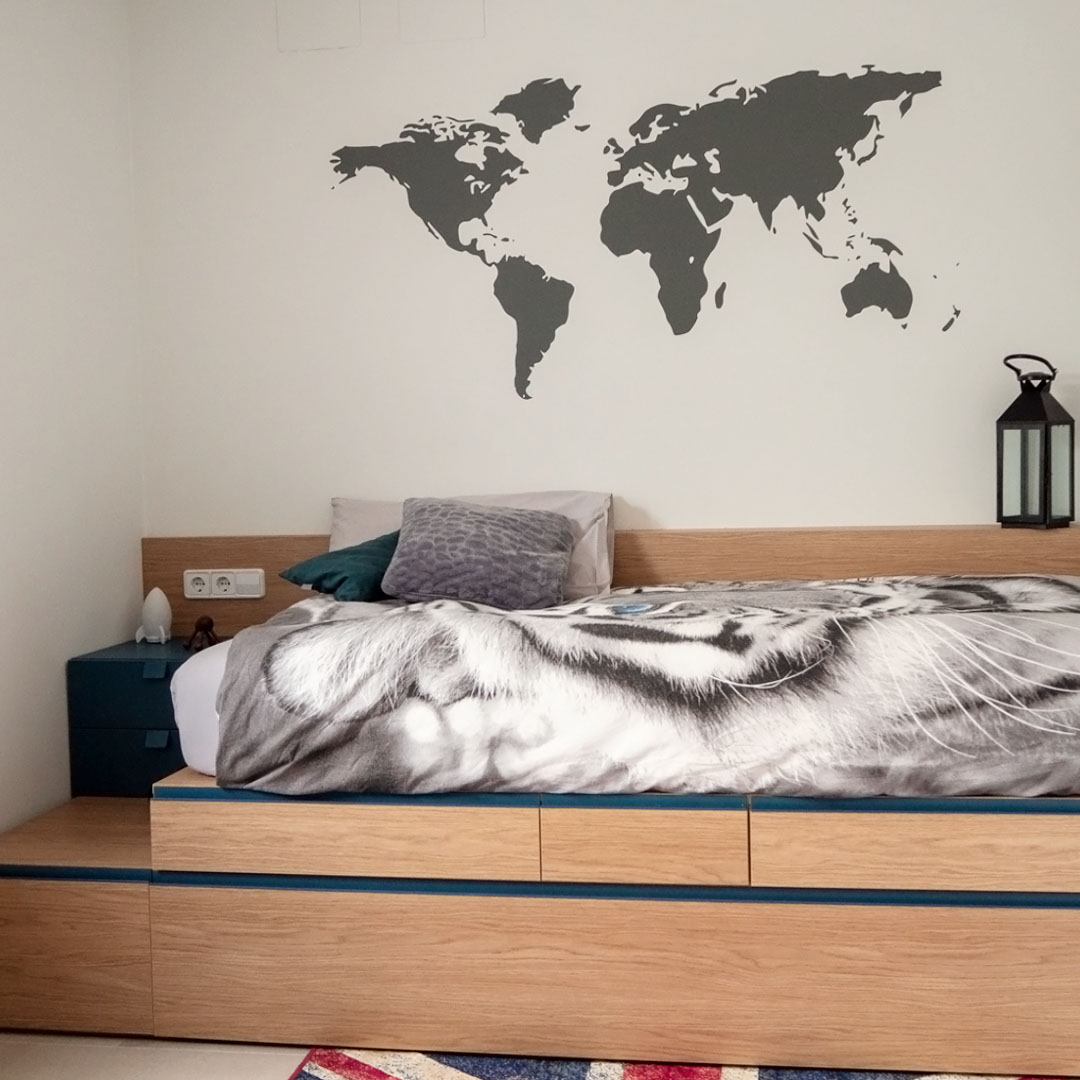 habitació juvenil en vinil decoratiu mapa mundi