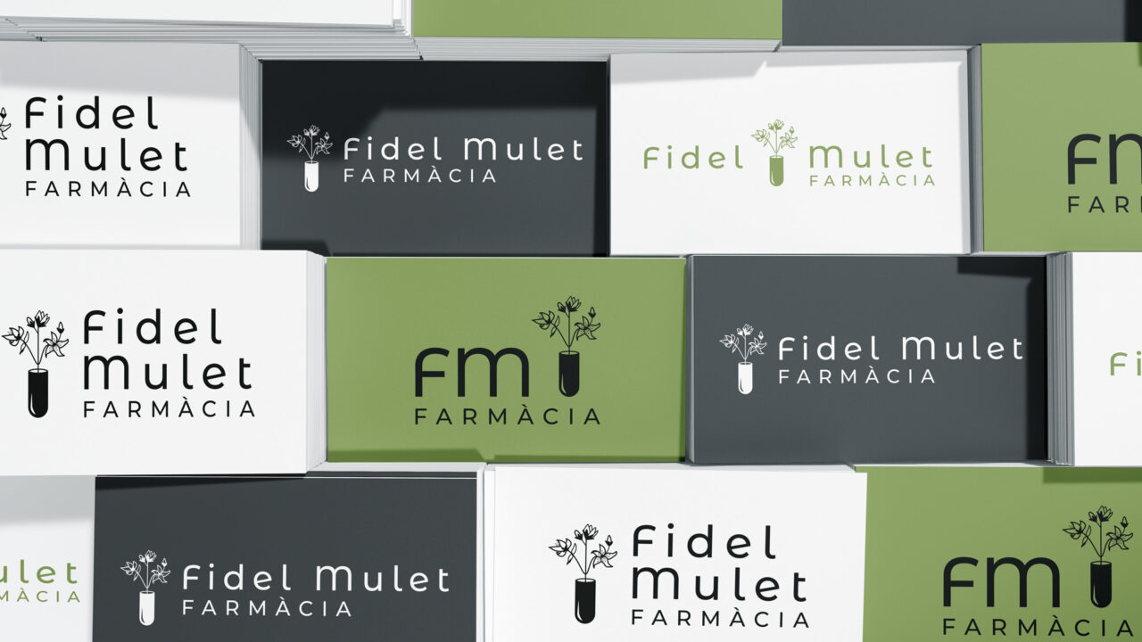 Targetes colocades una al costat de les altres amb les diferents versions del logotip de la Farmàcia Fidel Mulet
