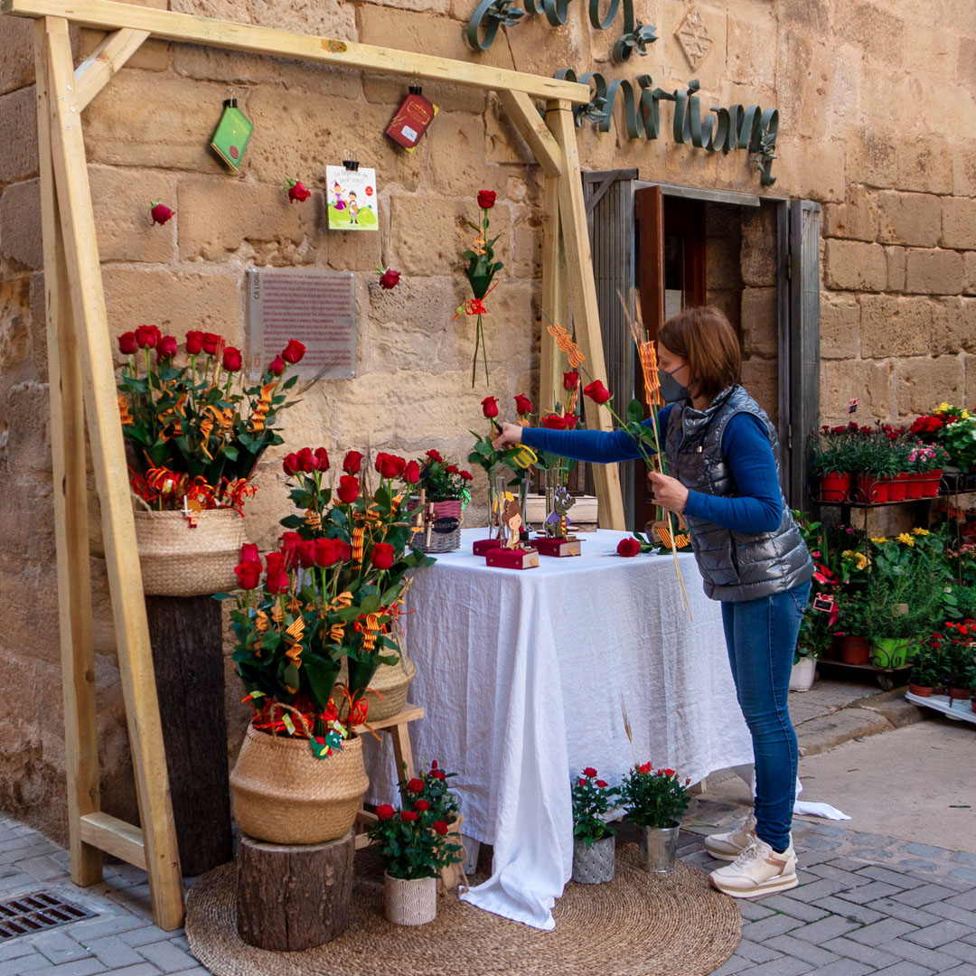 Flors Firiam col·locat el muntatge de les roses