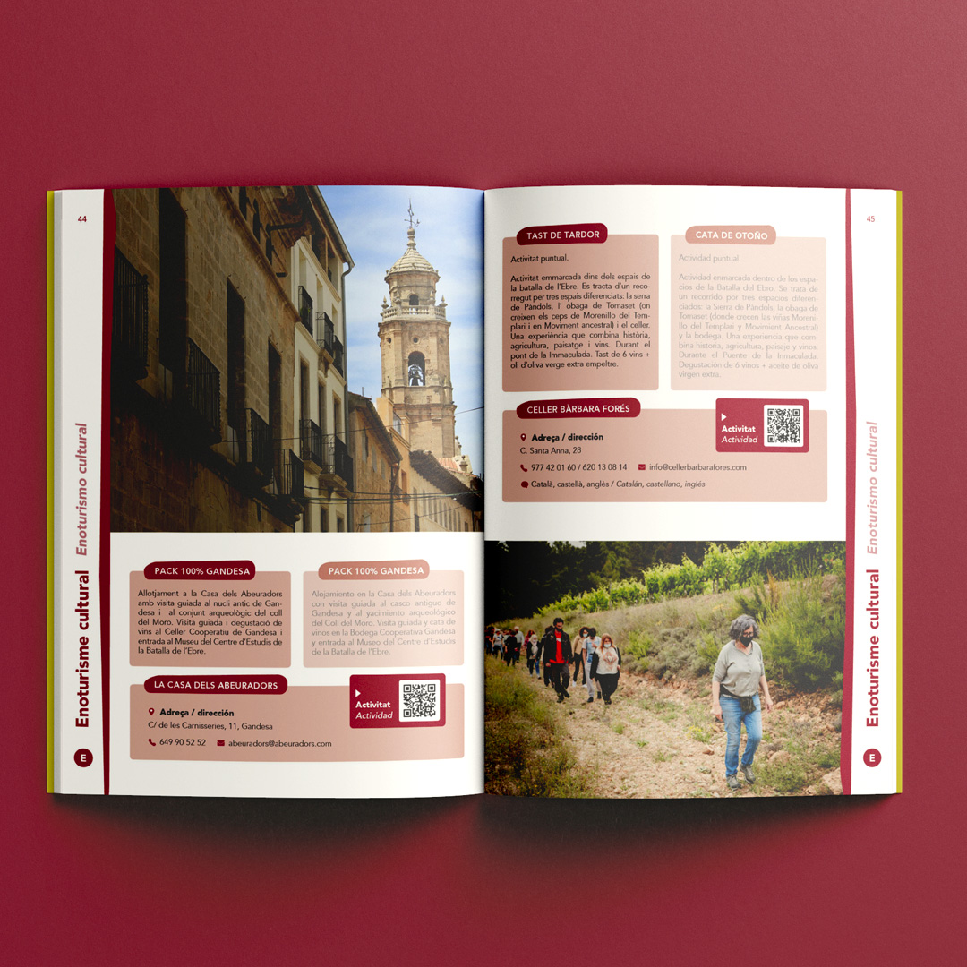 Doble pàgina de l'apartat d'enoturisme al llibre Experiències turístiques a la terra alta sobre un fons de color roig