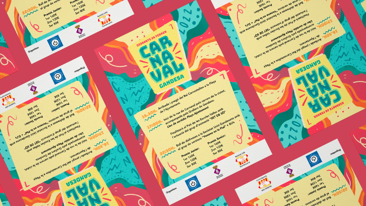 Cartell Carnaval Gandesa 2022 exposats sobre un fons de color roig