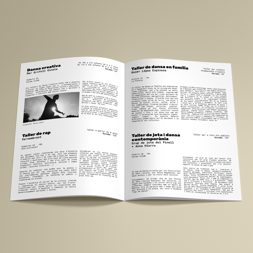 Revista oberta a doble pàgina amb la informacio dels tallers de nilak sobre un fons marró