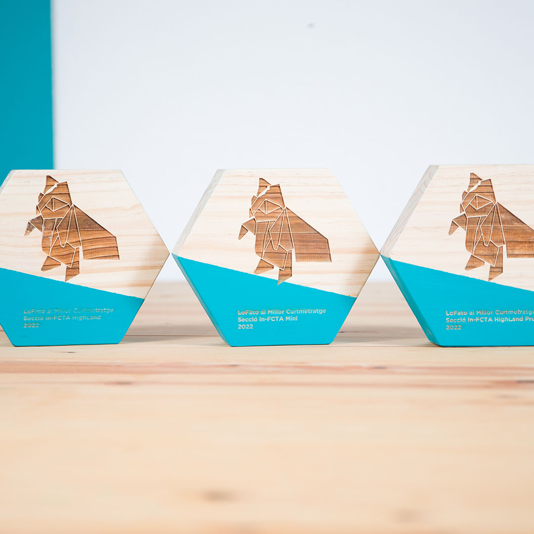 Tres trofeus de fusta