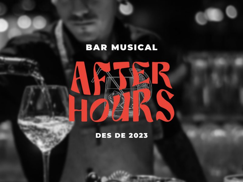 Logotip d'After Hours en color roig i blanc sobre una imatge d'un cambrer en blanc i negre servint una copa de vi
