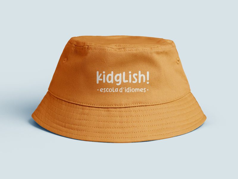 Barret de color taronja per a nens amb el logo de Kidglish sobre un fons gris