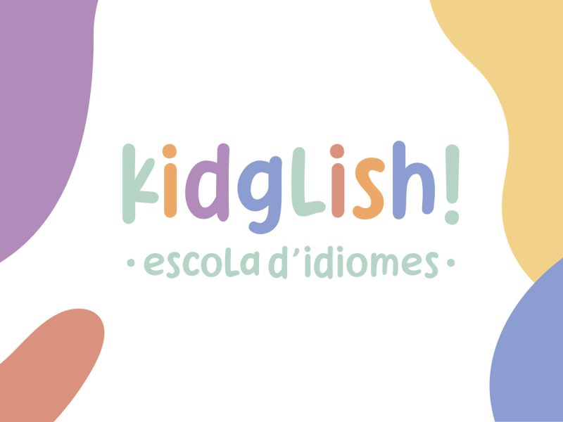 Logotip de Kidglish amb el tagline de color verd i unes formes de colors als laterals