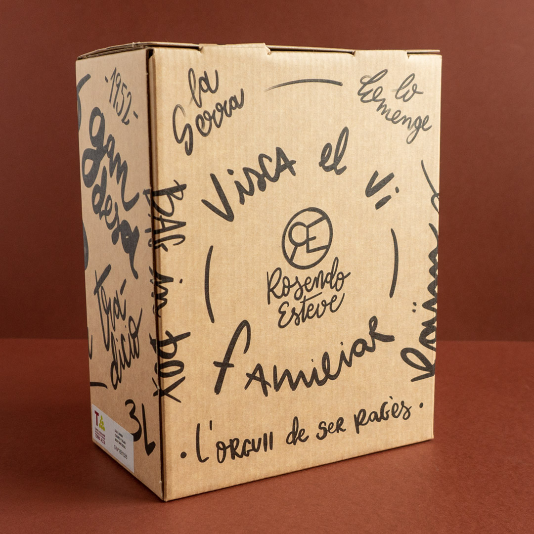 Bag in box en color kraft amb lettering imprés i un fons marró