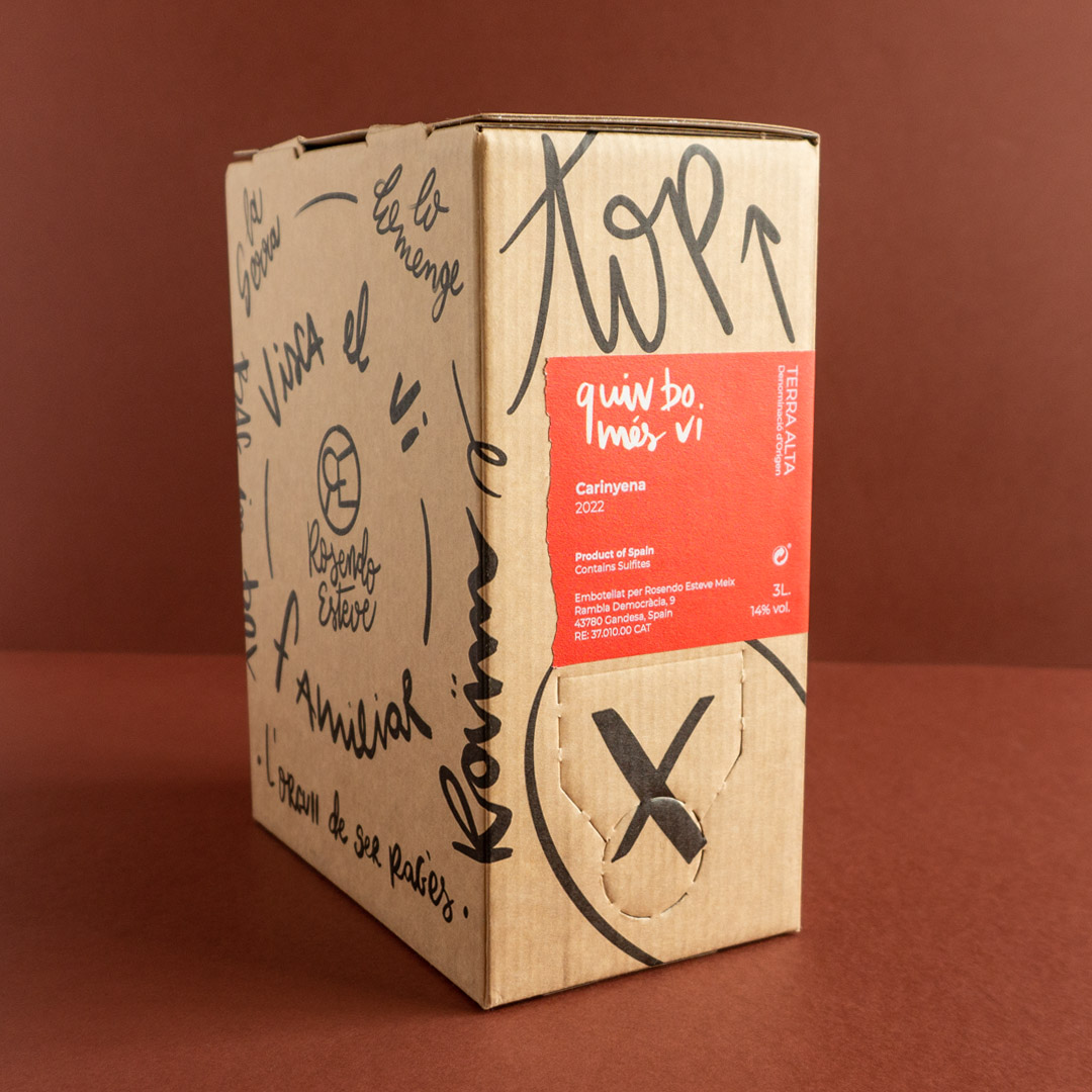 Bag in box en color kraft amb lettering imprés, una etiqueta roja i un fons marró