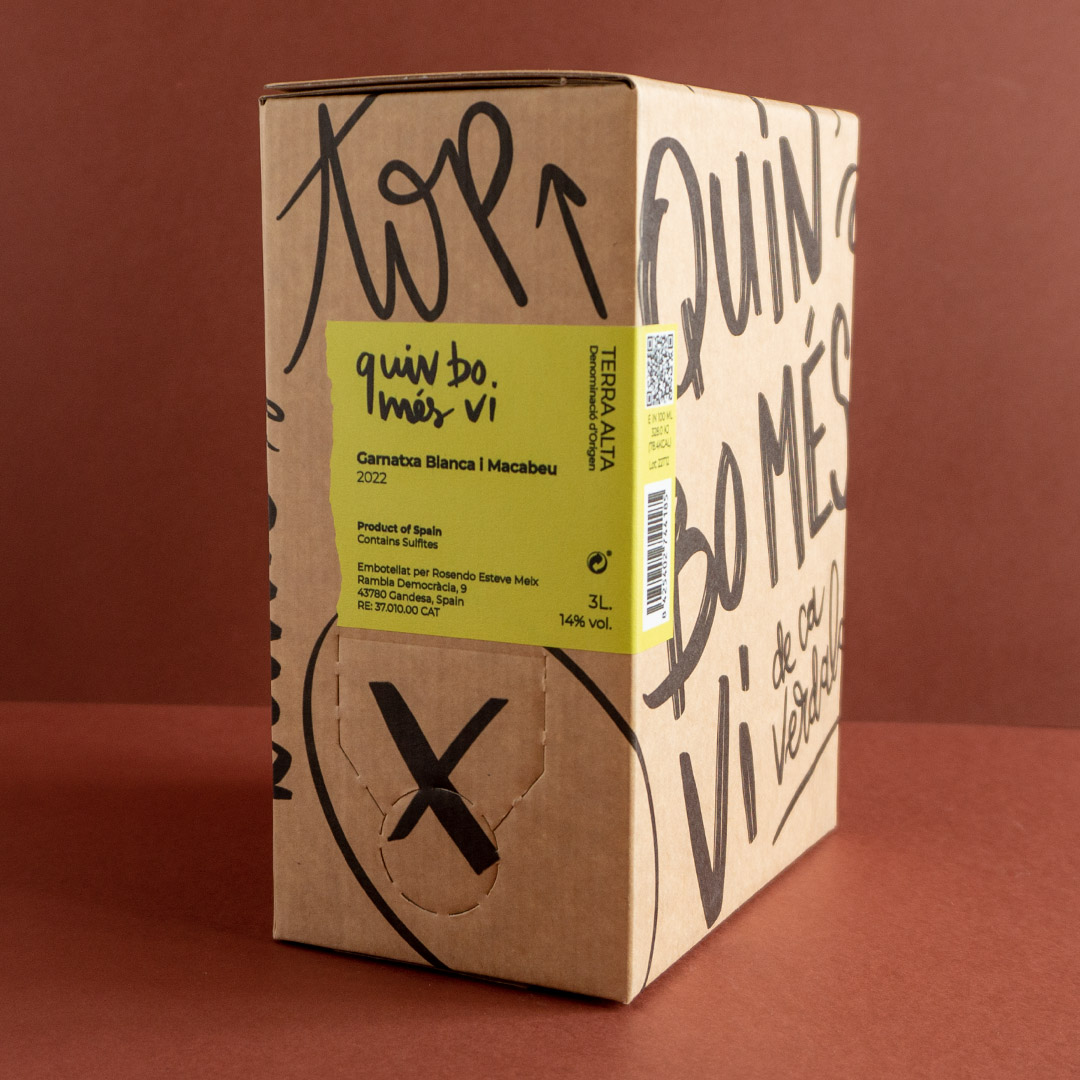 Bag in box en color kraft amb lettering imprés, una etiqueta groga i un fons marró
