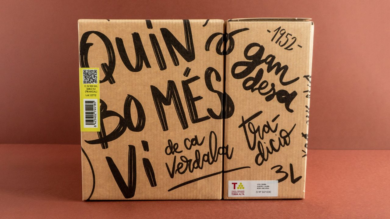 Bag in box en color kraft amb lettering imprés, una etiqueta groga i un fons marró
