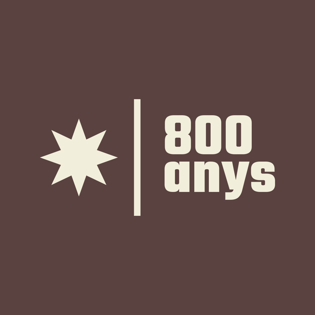Reducció del logotip 800 anys carta de població vilalba en color crema i fons de color marró