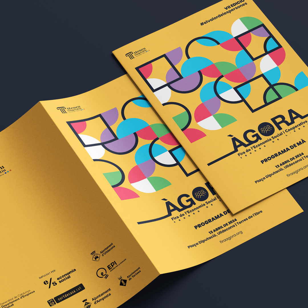 Fulletó de programació de la fira àgora obert sobre un fons blau mari