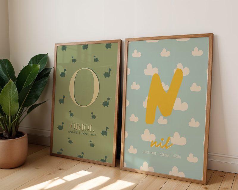 Dos marcs amb una làmina amb dinosaures i l'altra amb núvols sobre un terra de parquet