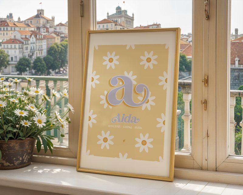 Marc amb margarides sobre la repisa d'una finestra