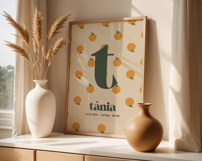 Marc de fusta amb una làmina amb mandarines amb un parell de gjerros al costat