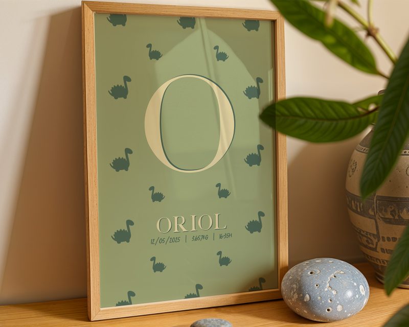 Marc amb una làmina que té dinosaures sobre una estanteria de fusta amb una pedra i una planta al costat