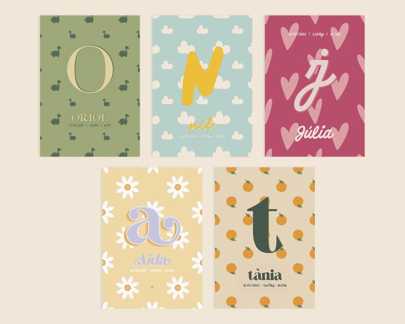 Làmines amb lletres i noms amb estampat de dinosaures, núvols, cors, margarides i taronjes