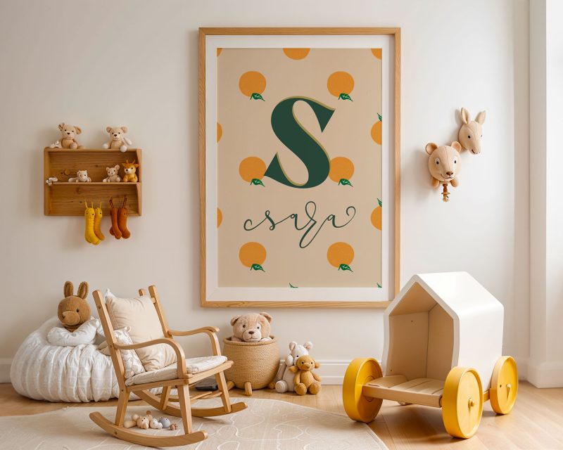 Làmina personalitzada amb el nom de Sara en una habitació infantil plena de joguines