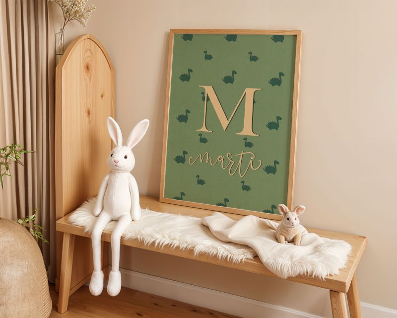 Làmina personalitzada amb el nom de Martí en una habitació infantil plena de joguines