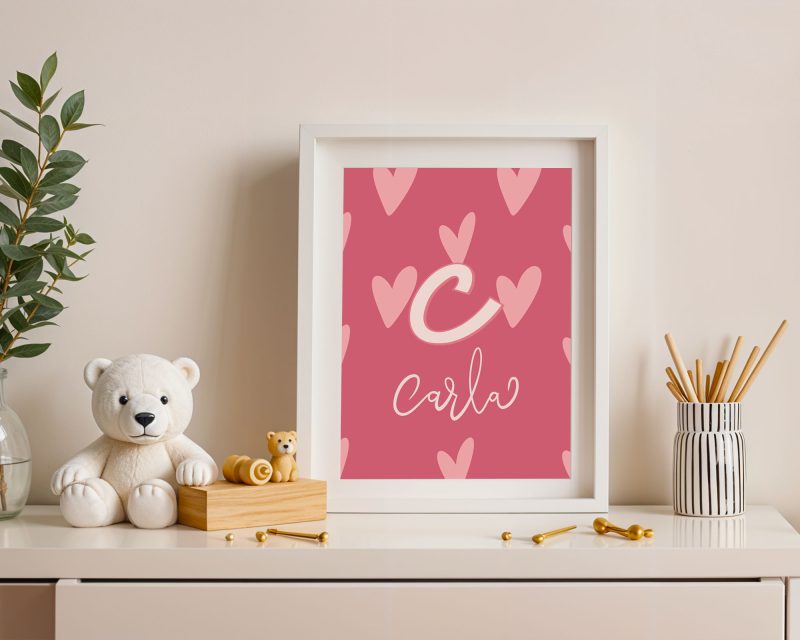Làmina personalitzada amb el nom de Carla en una habitació infantil plena de joguines