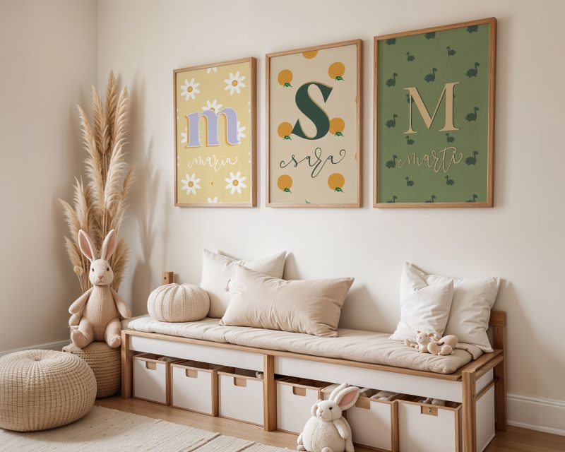 Làmines personalitzades amb els noms de Maria, Sara i Martí en una habitació infantil