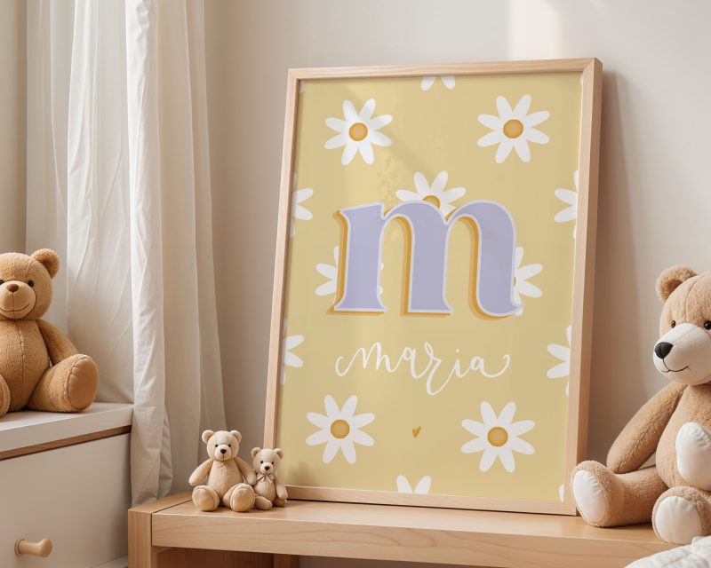 Làmina personalitzada amb el nom de Maria en una habitació infantil plena de joguines