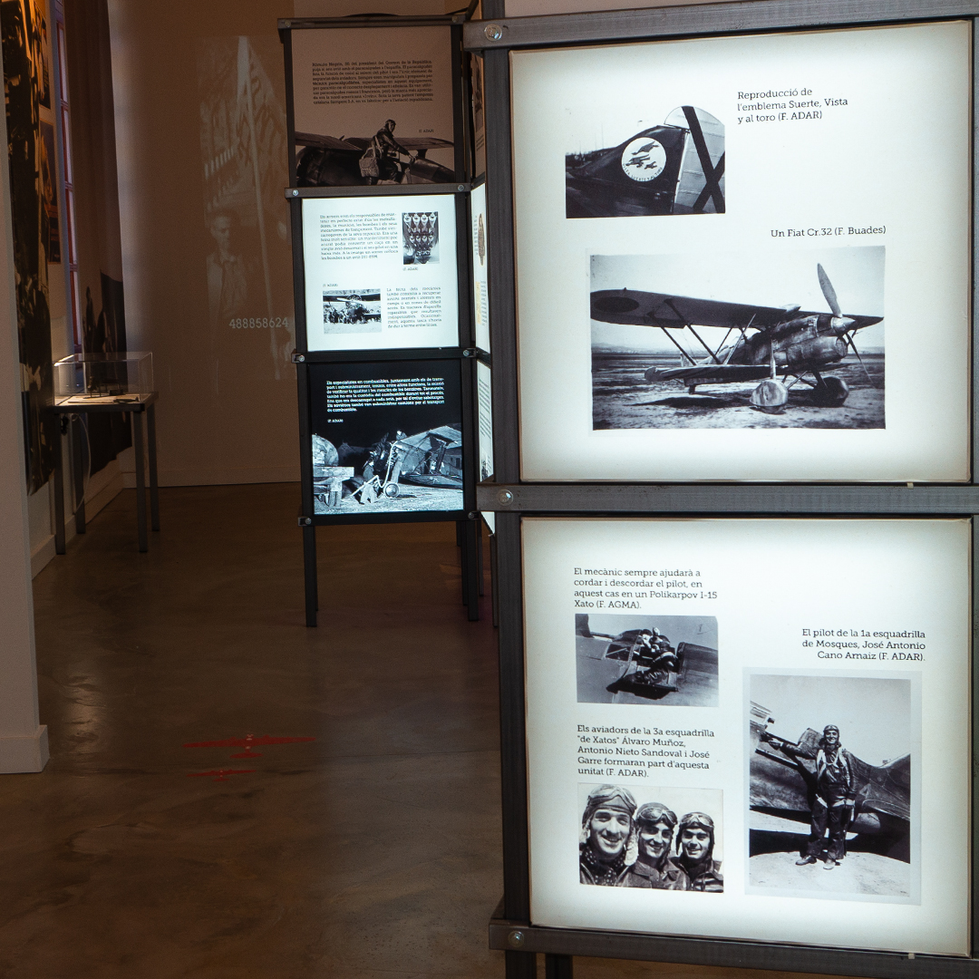 Detall de plafons retroil·luminats amb fotografies d'aviadors