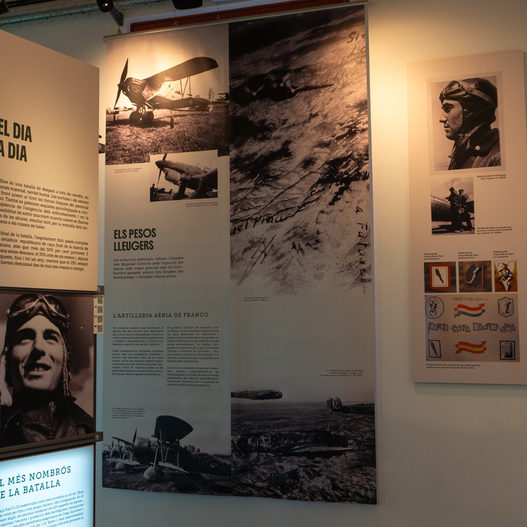 Cortines amb fotografies d'aviadors de la Guerra Civil Espanyola