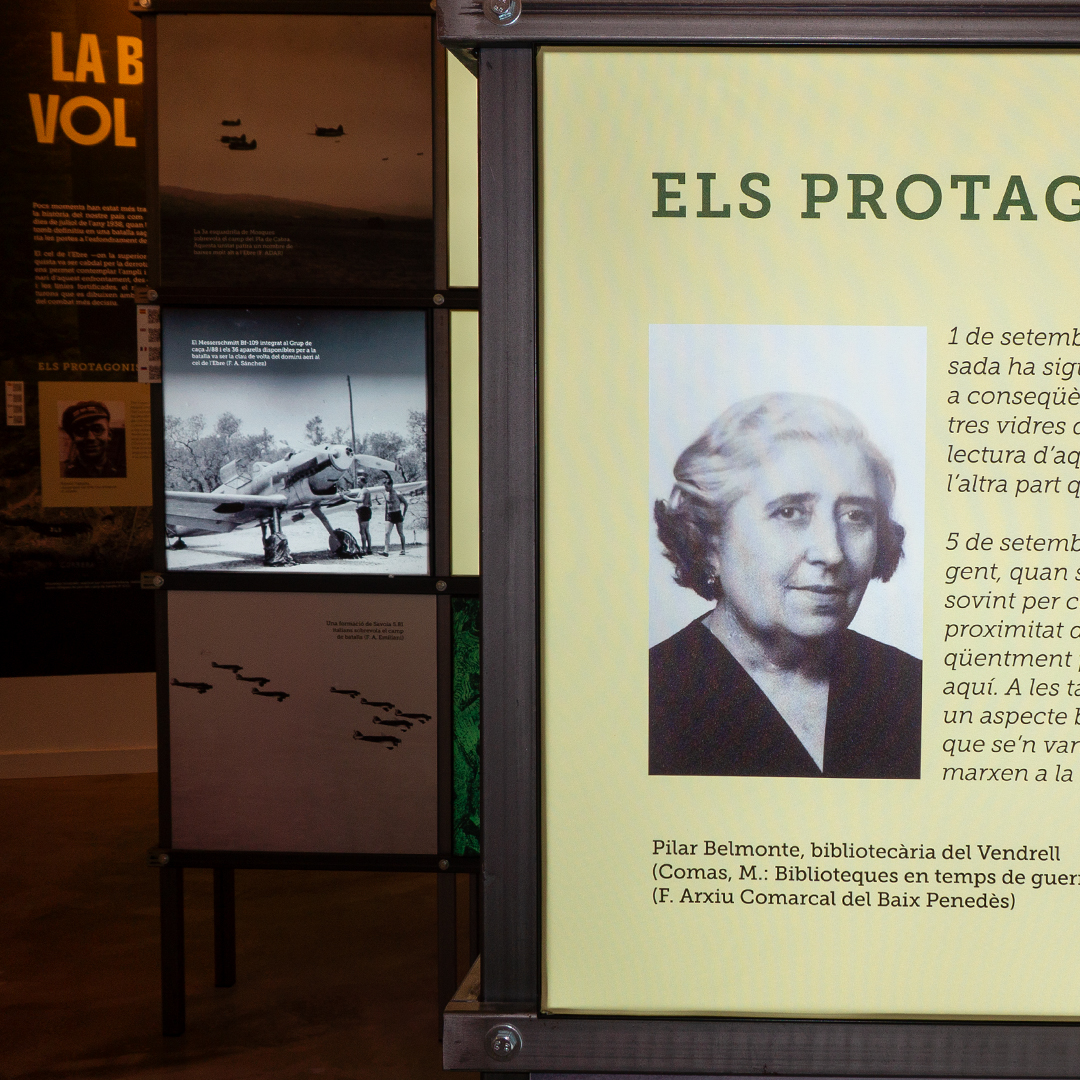 Primer pla d'un panell retroil·luminat amb un fons groc i una foto d'una dona