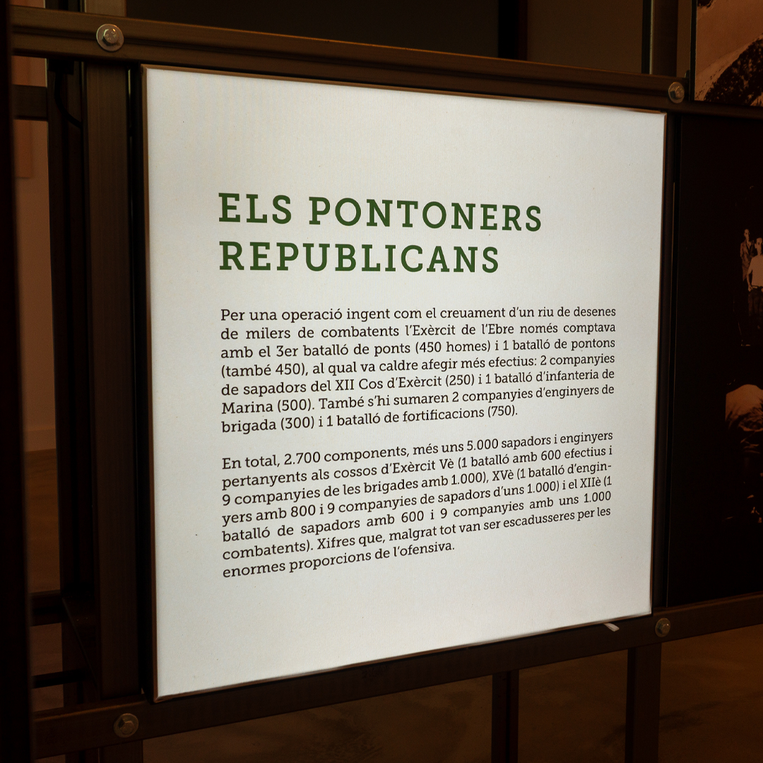 Panell retroil·luminat en una estructura metàlica amb un text verd i negre