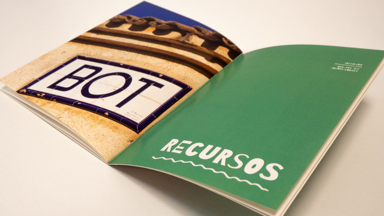 Detall guia Arraïlats sobre un fons blanc