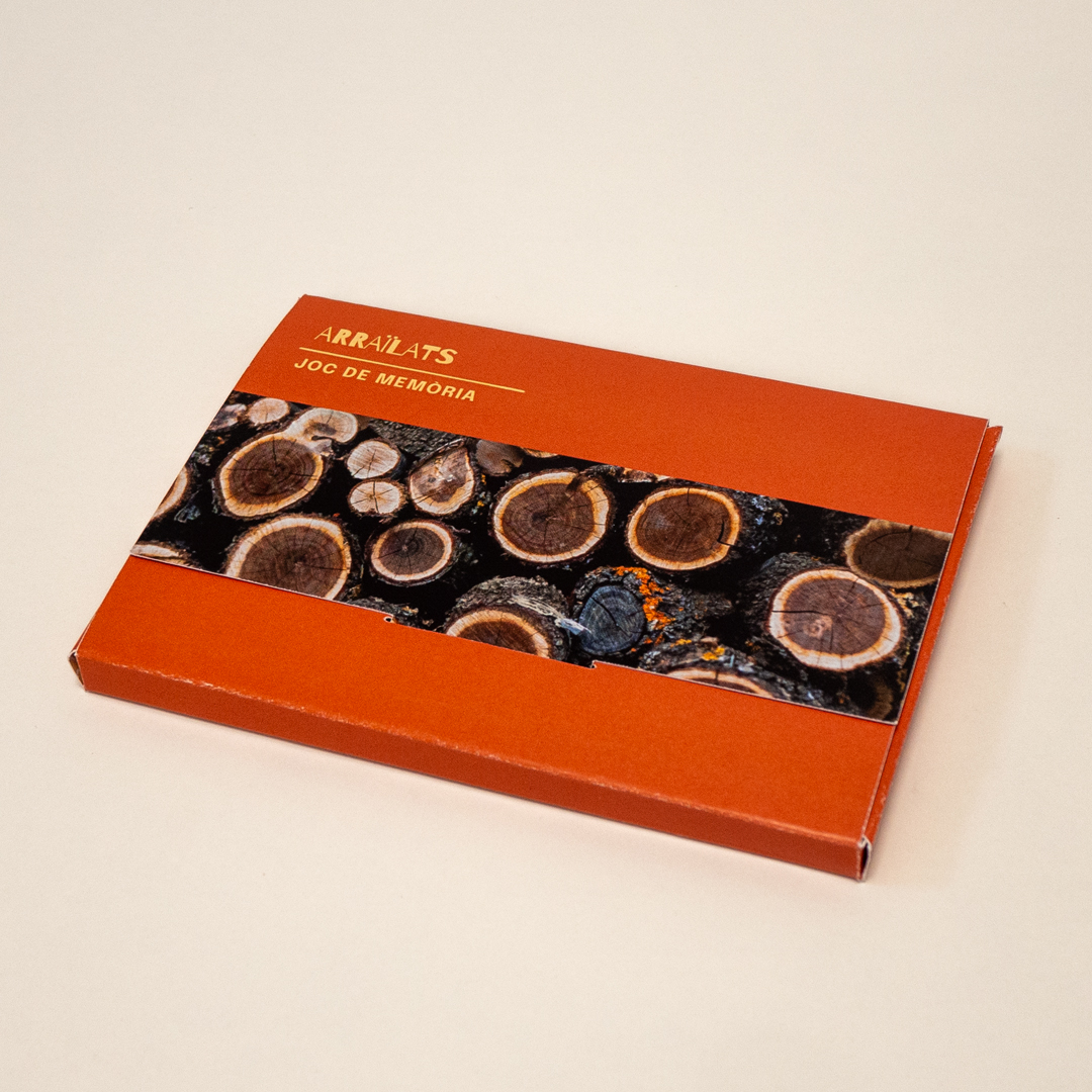 Caixa del memory arraïlats sobre un fons blanc